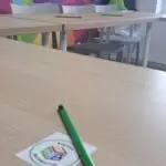 sala CUBUS z zielonym ołówkiem na stole