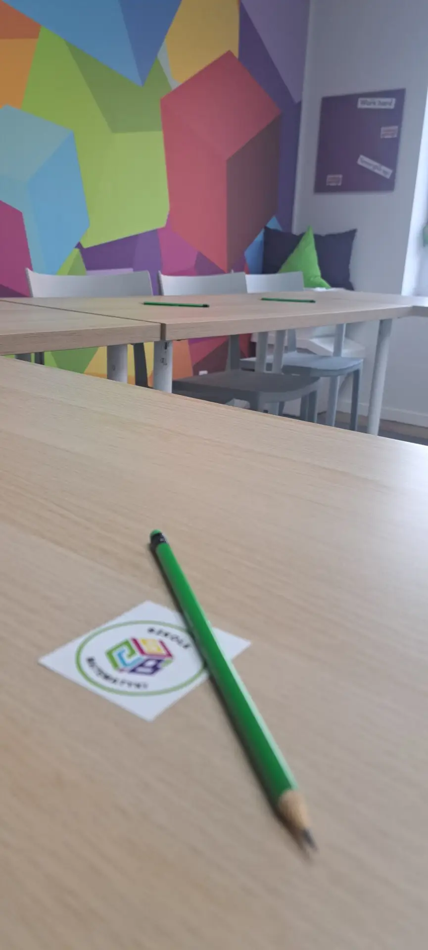sala CUBUS z zielonym ołówkiem na stole